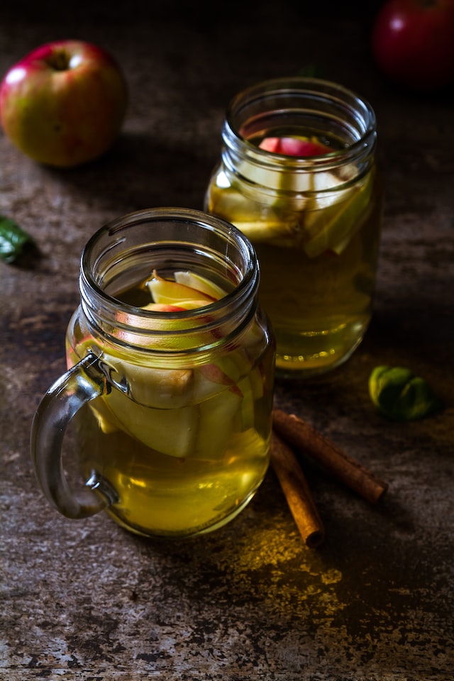 apple cider vinegar in jars with fresh apples